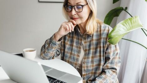 Bezpieczny internet dla seniorów: Jak rozpoznawać prawdę w sieci?
