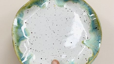 Ceramika użytkowa – przedmioty dekoracyjne z nakrapianej gliny