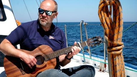 PROGRAM SENIOR – KULTUROMANIA • „Z piosenką po jeziorach, morzach i oceanach” • Koncert Jakuba Paluszkiewicza