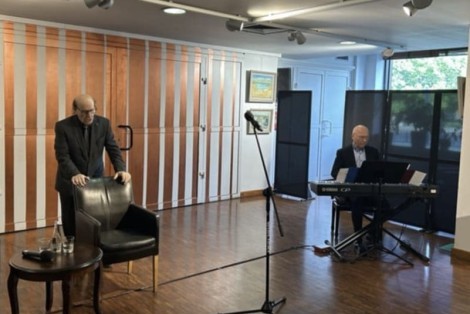 17.05.2025 r. Wieslaw Ochman z akompaniamentem Janusza Tylmana (Ambasador UTW) w czasie wernisażu: Malarskie Impresje